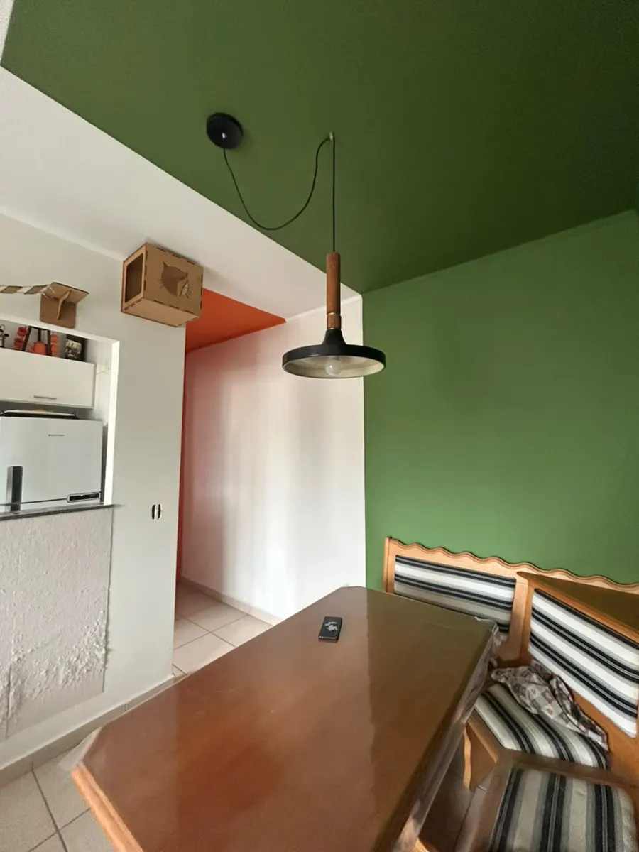 Copa residencial com parede e teto pintados em verde